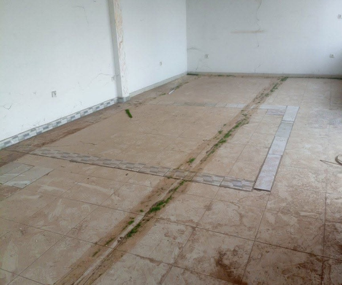Grande boutique avec mezzanine à louer - Odza Messamendongo