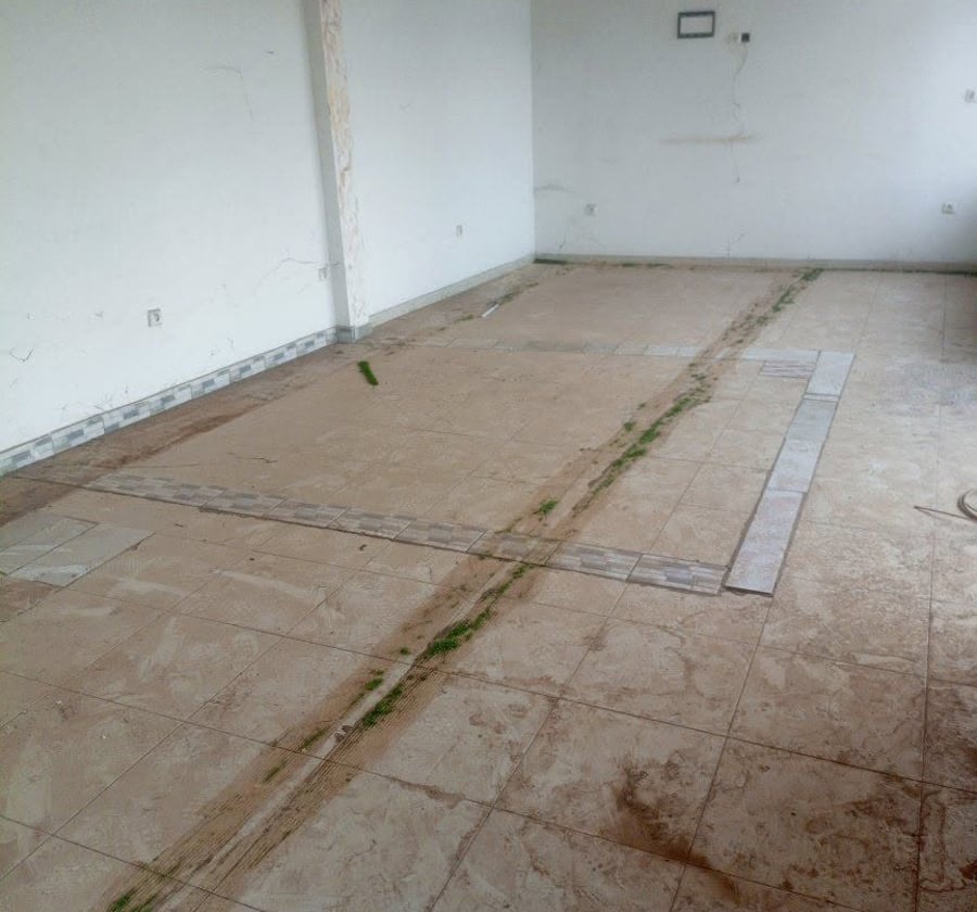 Grande boutique avec mezzanine à louer - Odza Messamendongo