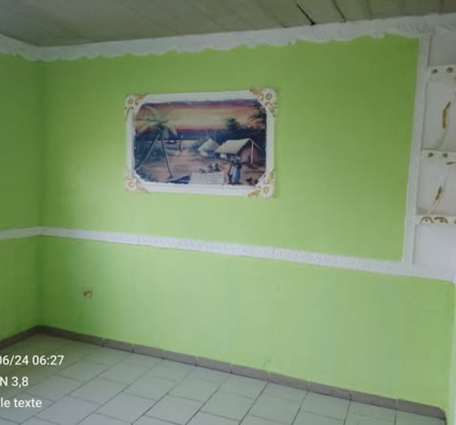 Très grande chambre moderne à louer à Mendong