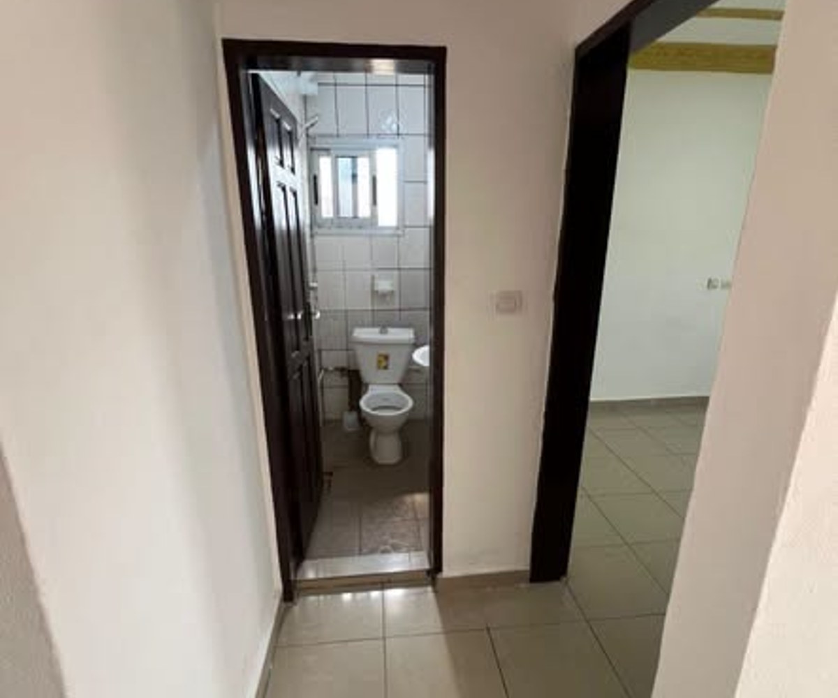 Studio à Kotto, Douala — 1 chambre, 1 salon staffé