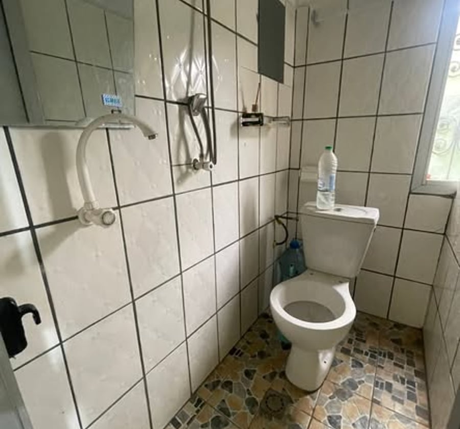 Vaste chambre moderne à Logbessou