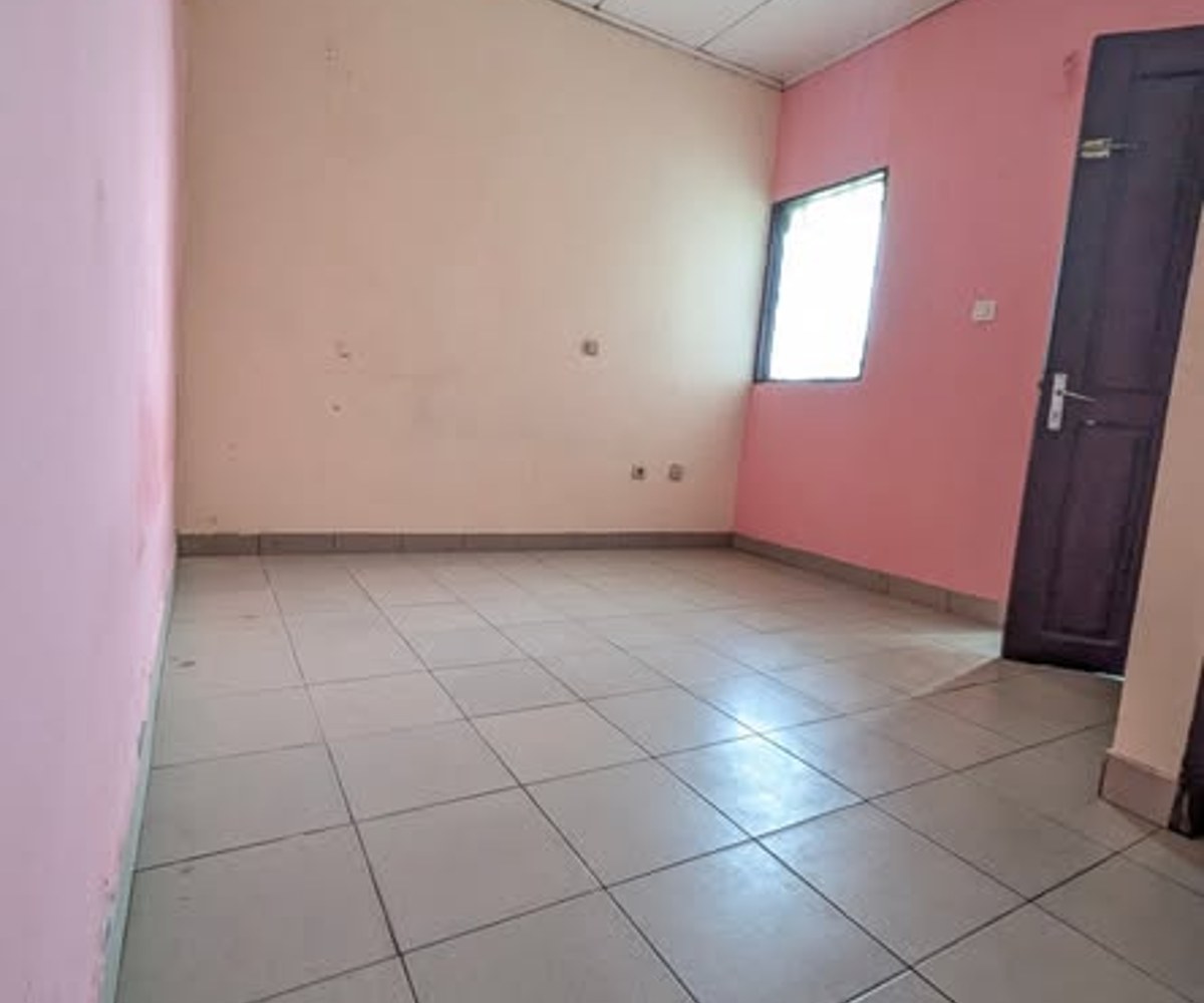 Vaste chambre moderne avec balcon – Ange Raphaël, Douala