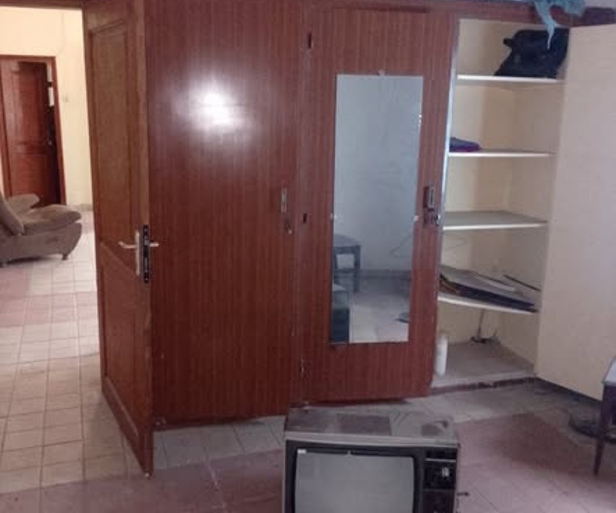 Maison simple 3 chambres à Carrefour Nkongmondo