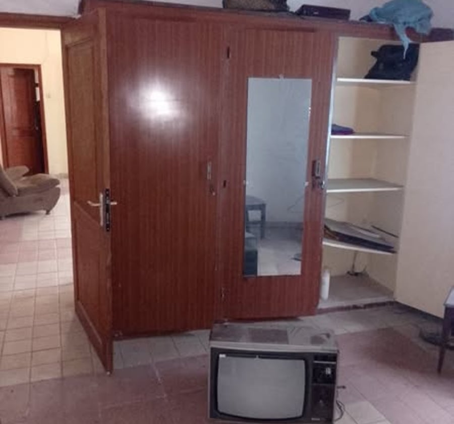 Maison simple 3 chambres à Carrefour Nkongmondo