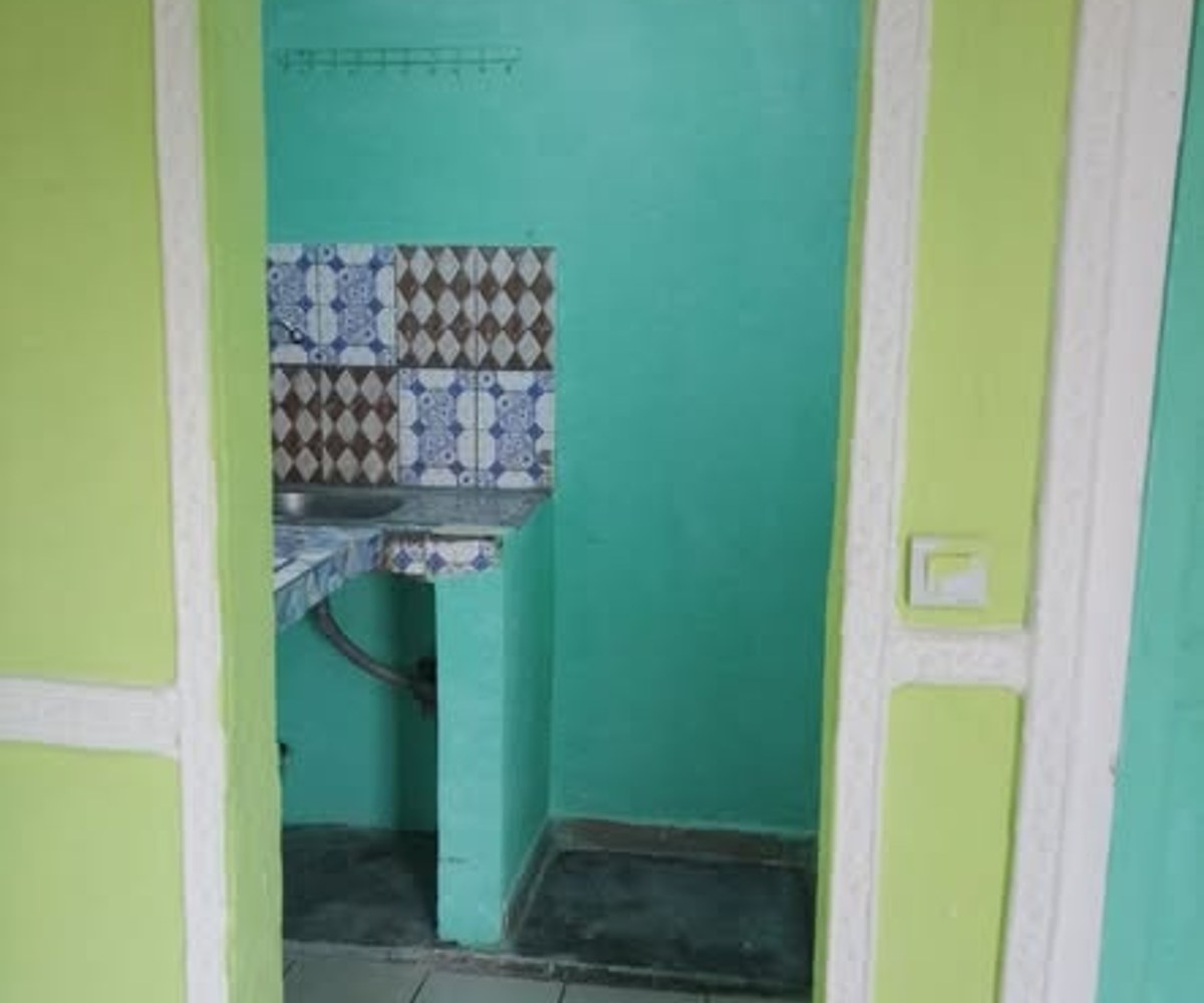 Très grande chambre moderne à louer à Mendong