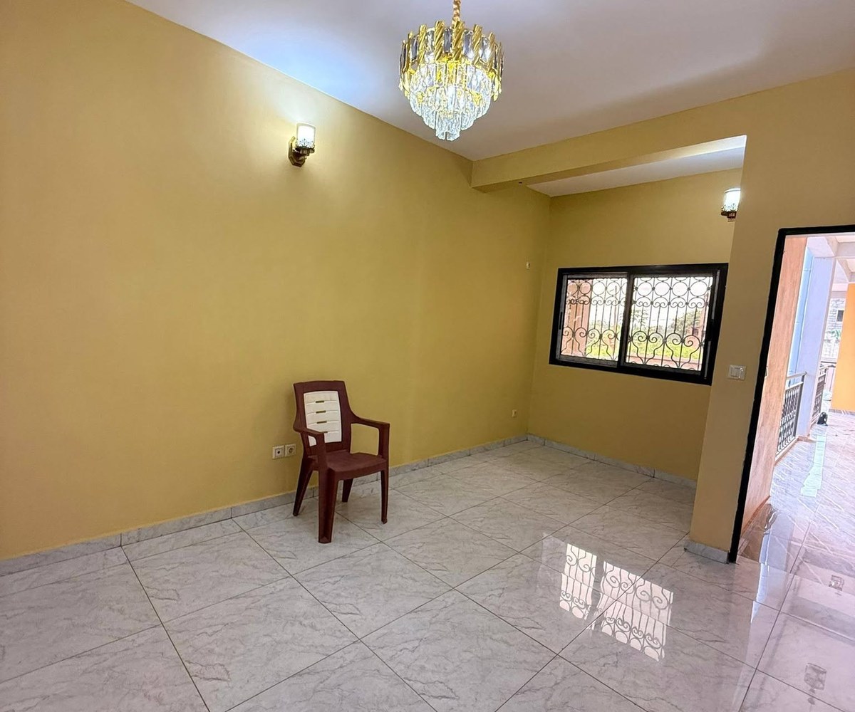 Studio neuf à louer à Nkolfoulou