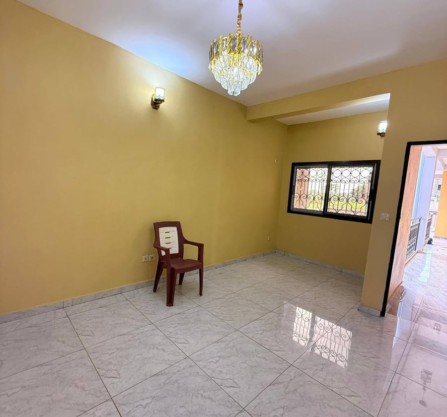 Studio neuf à louer à Nkolfoulou