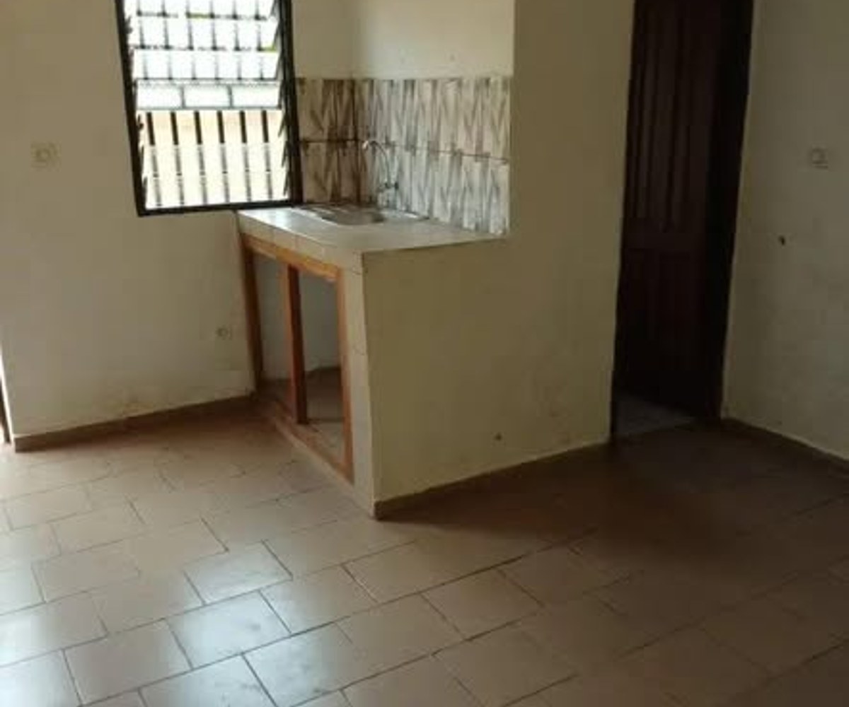Grande chambre moderne à louer - Nkolfoulou