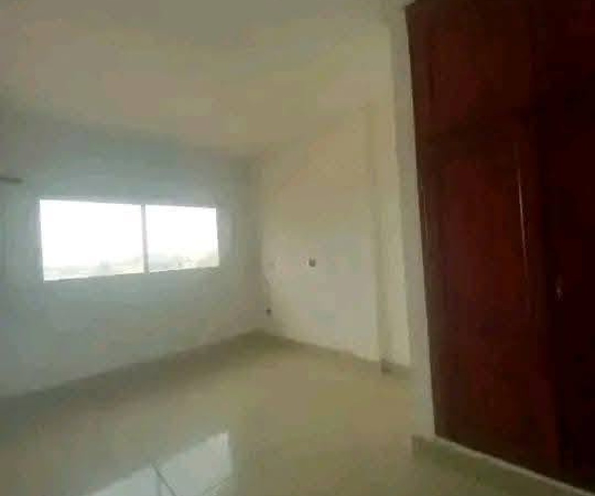 Bureau à louer à Akwa avec balcon privé