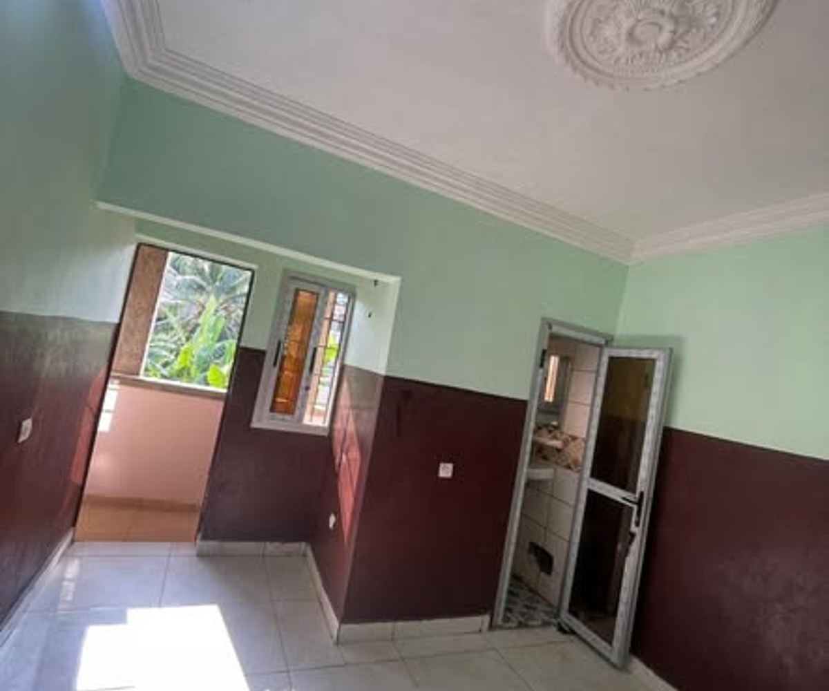 Grande chambre moderne à PK 15 - Douala