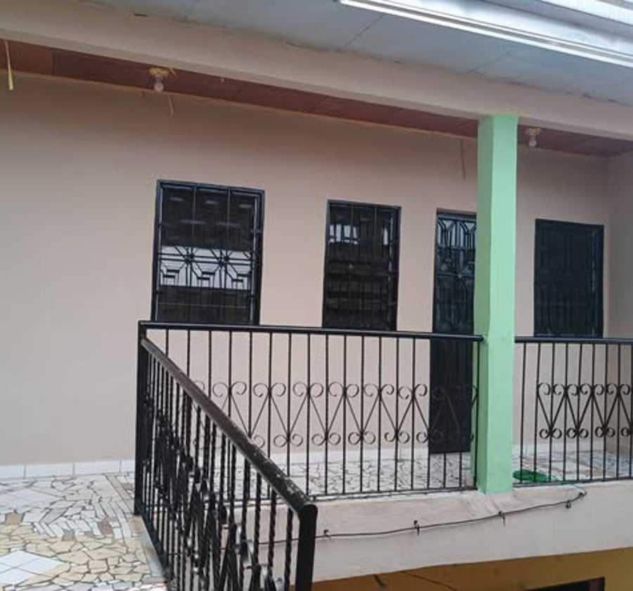 Studio moderne à PK12, Entrée Baobab