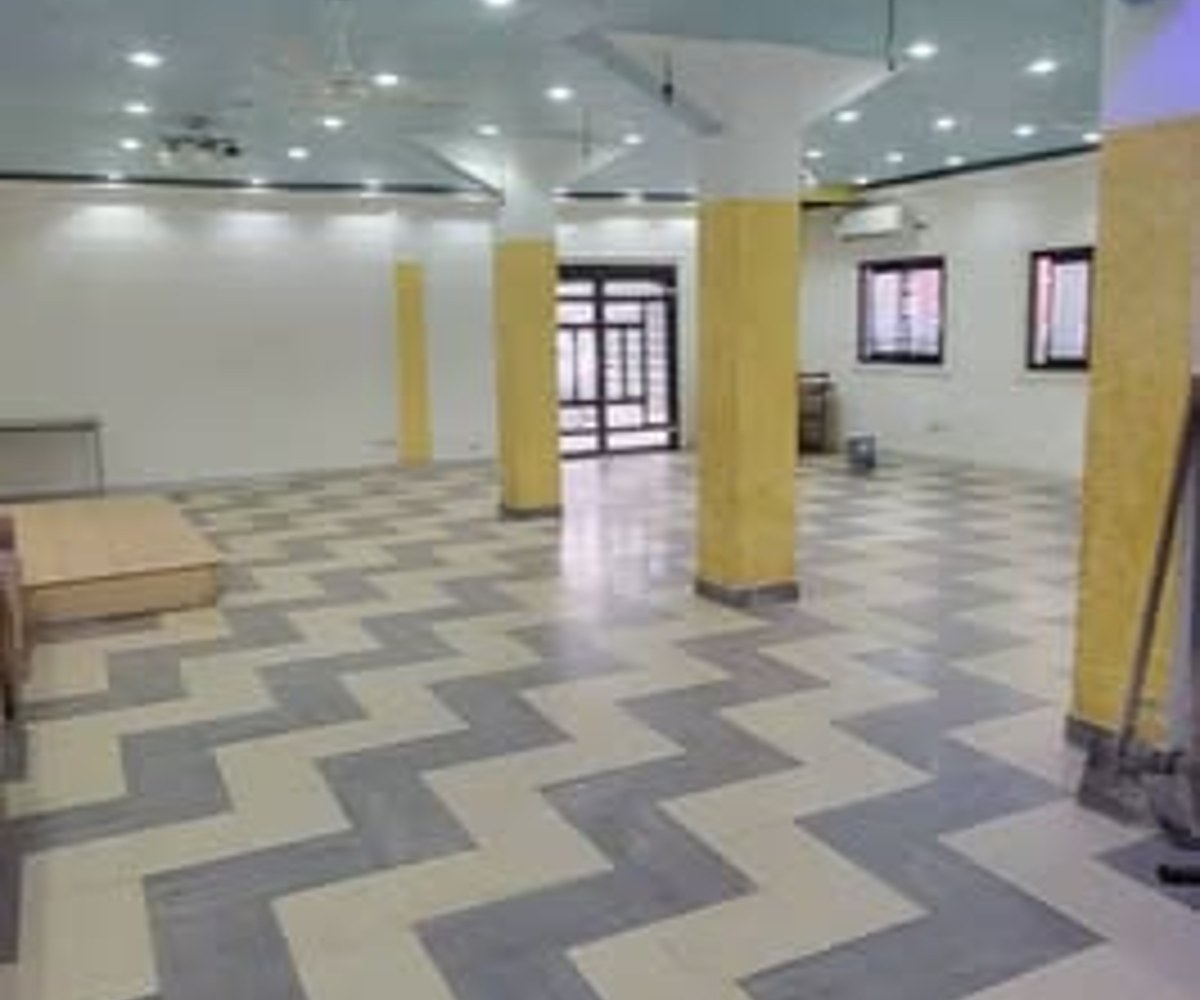Vaste boutique à louer à Makepe