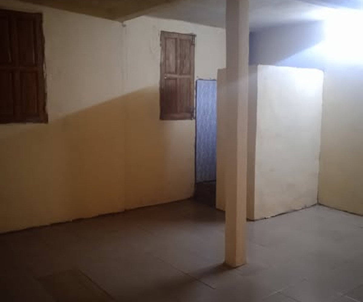 Vaste chambre moderne à louer à Ngousso