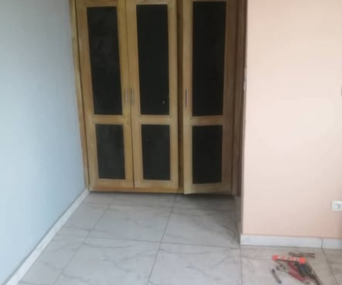 Chambre moderne neuve à Odza Commissariat