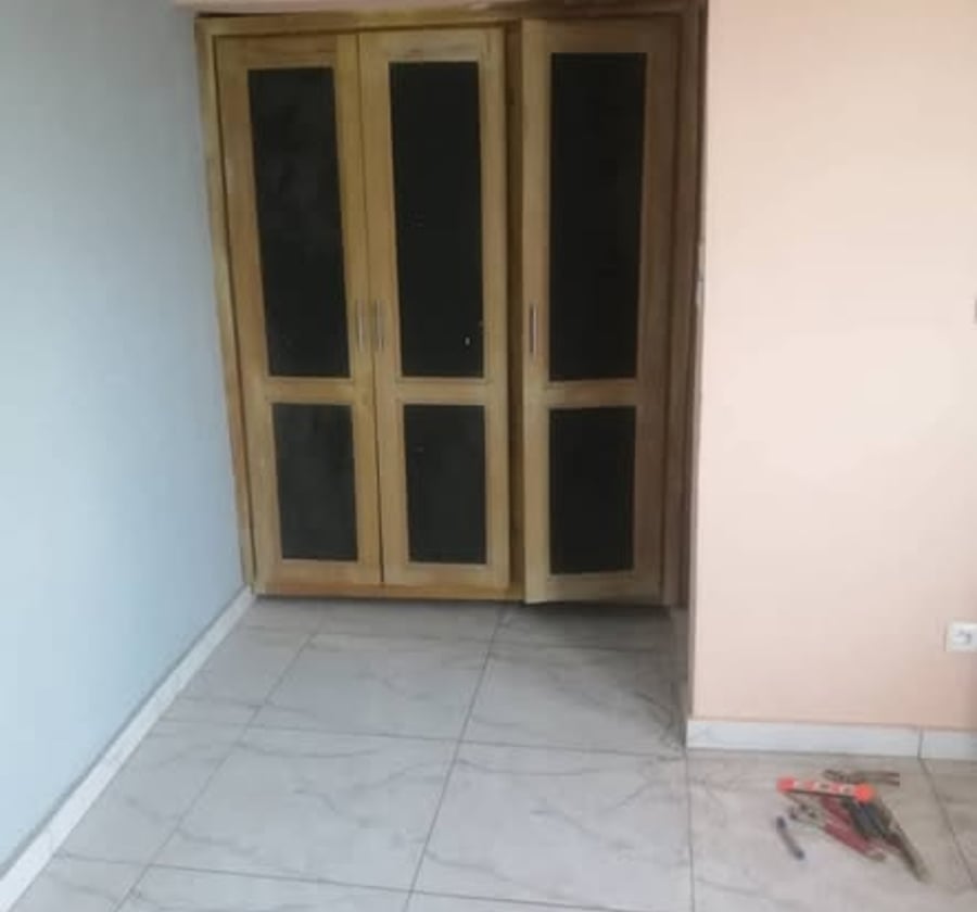 Chambre moderne neuve à Odza Commissariat