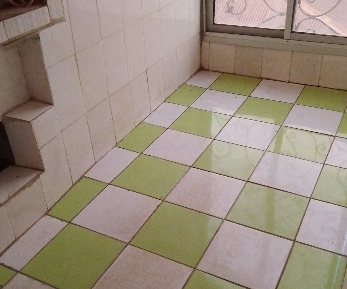 Emplacement commercial 2 chambres à louer à Yaoundé Odza