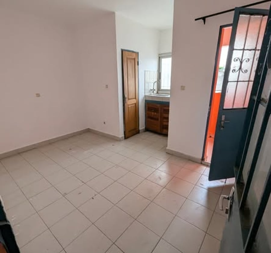 Chambre moderne avec cuisine et balcon - Ange Raphaël