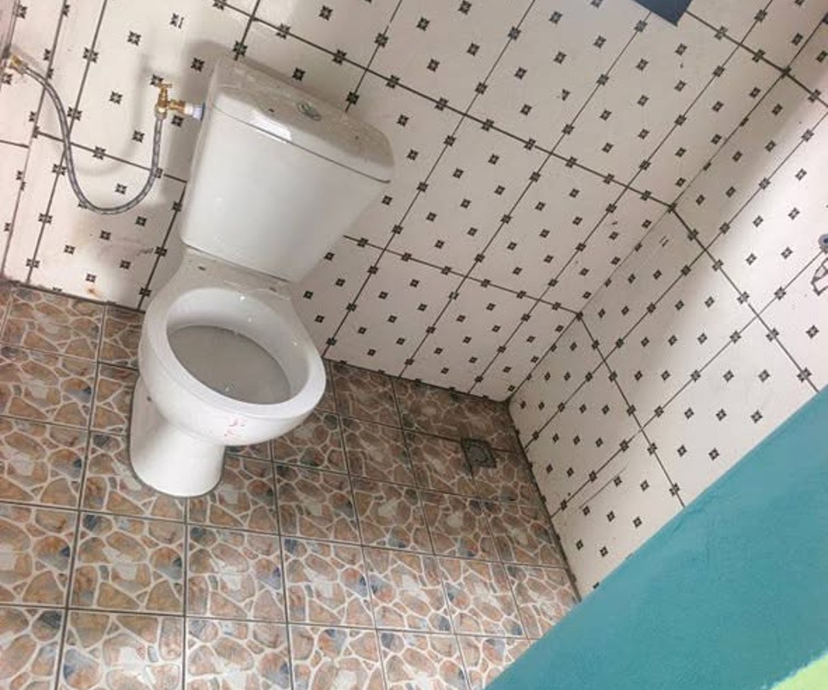 Chambre moderne avec cuisine à Logbaba