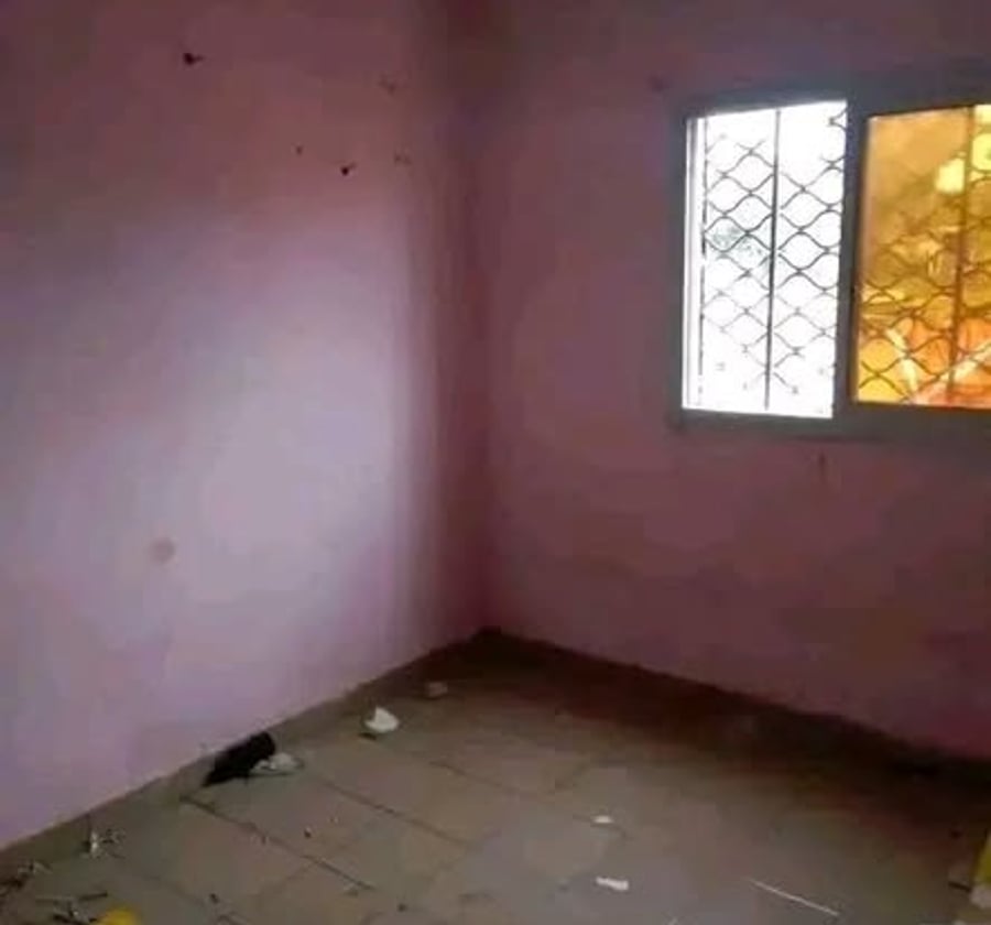 Grande chambre moderne à louer à Nkoabang