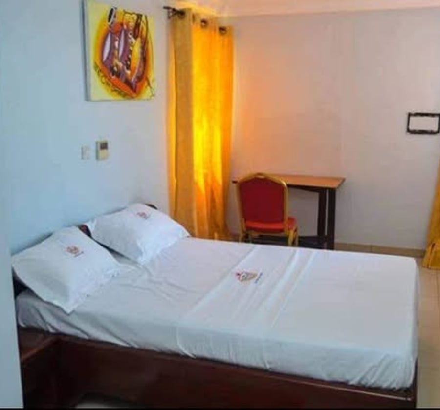 Hôtel le Pentagone - Chambres climatisées et ventilées à Douala