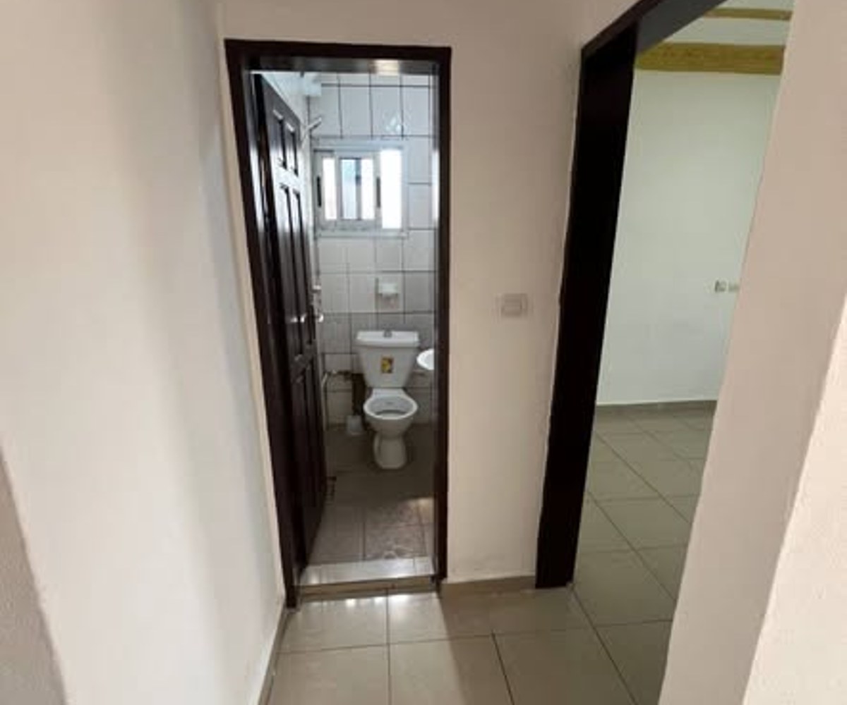 Studio à Kotto, Douala — 1 chambre, 1 salon staffé