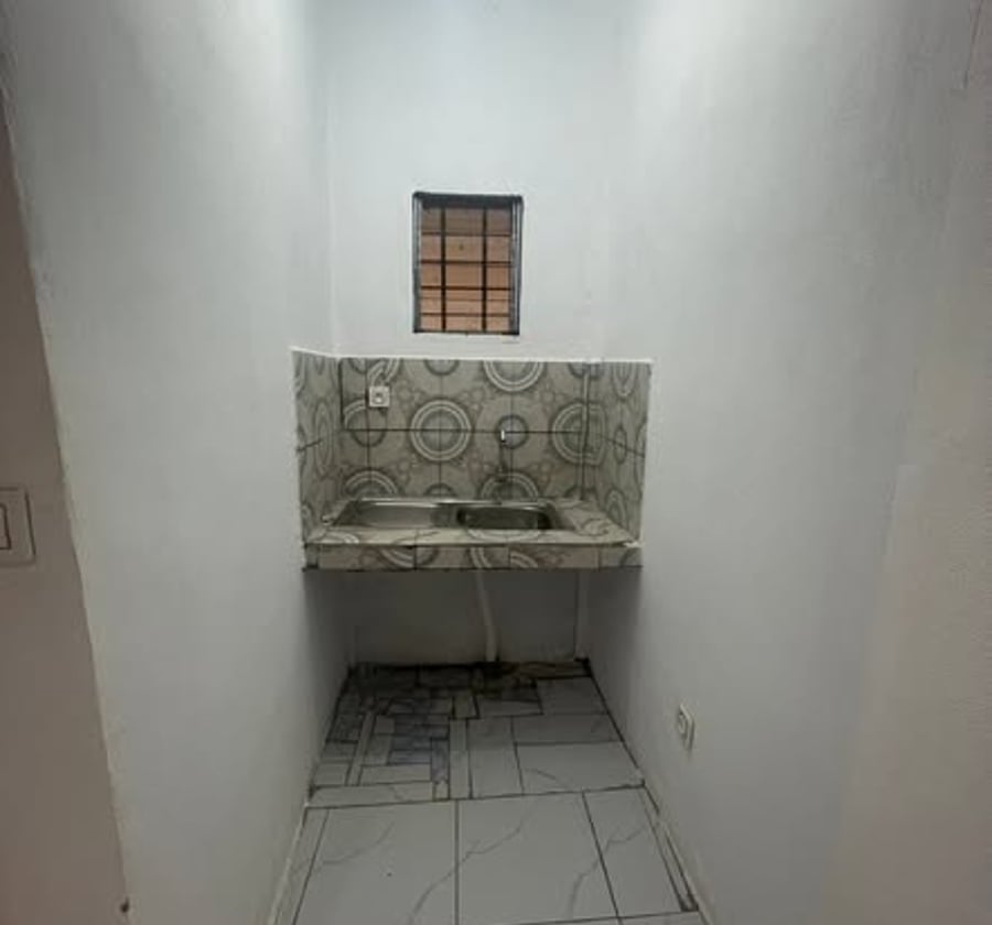 Chambre moderne à Ndogbong, Douala