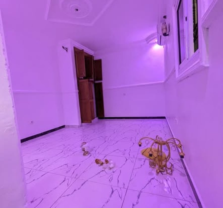 Vaste chambre haut standing climatisée à Kotto
