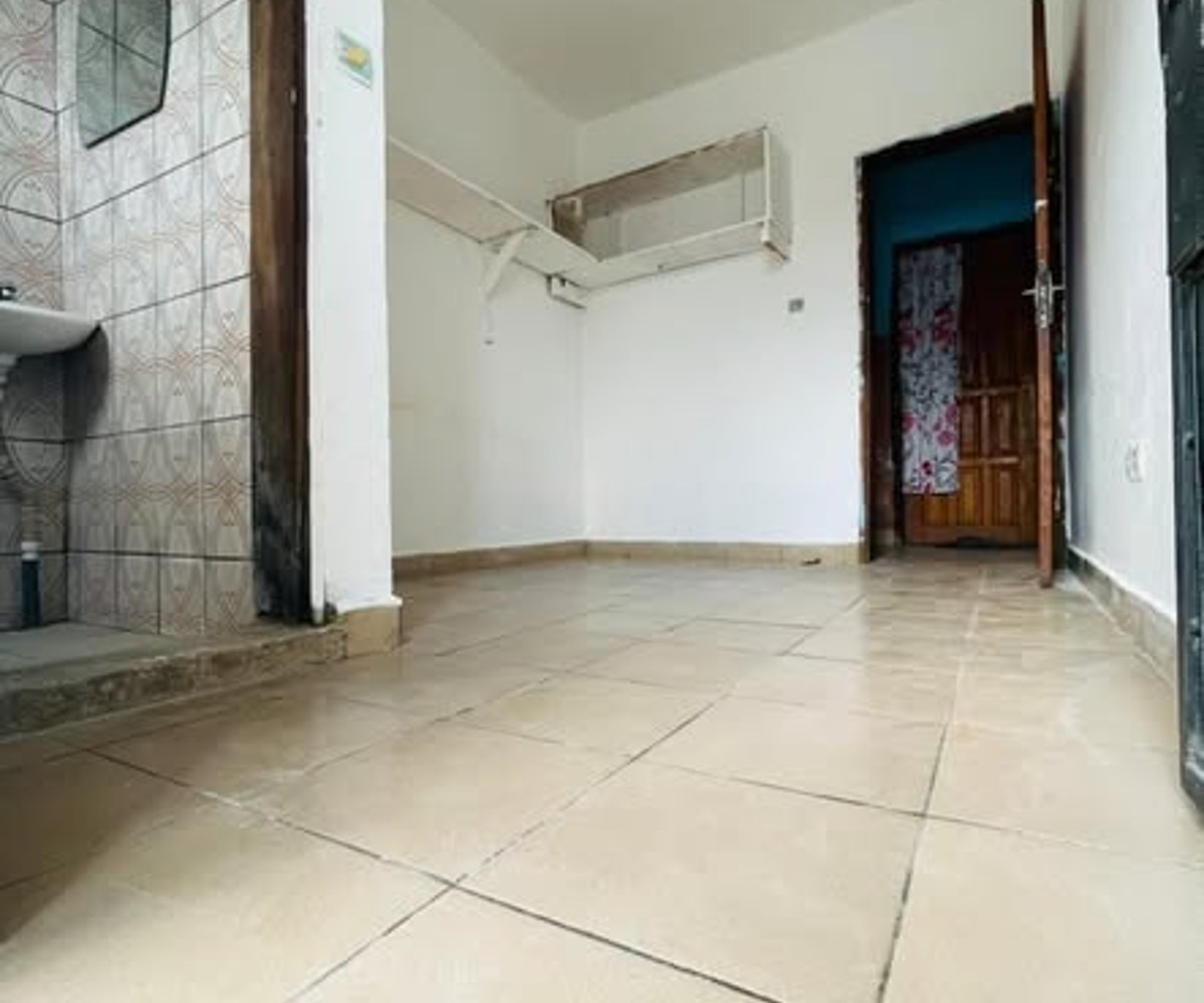 Chambre moderne avec balcon à Ange Raphaël