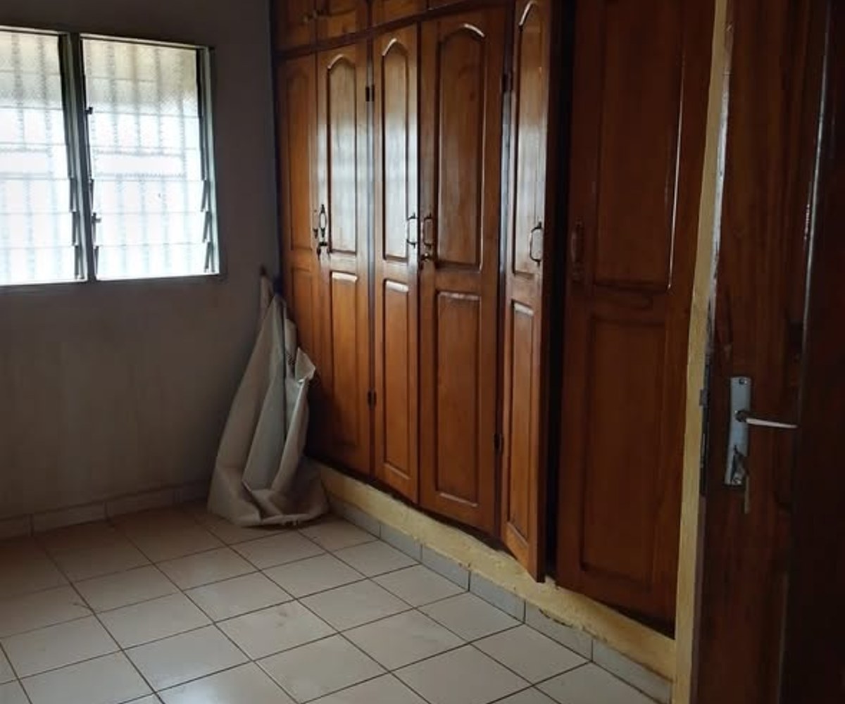 Très vaste appartement moderne 3 chambres à Biteng