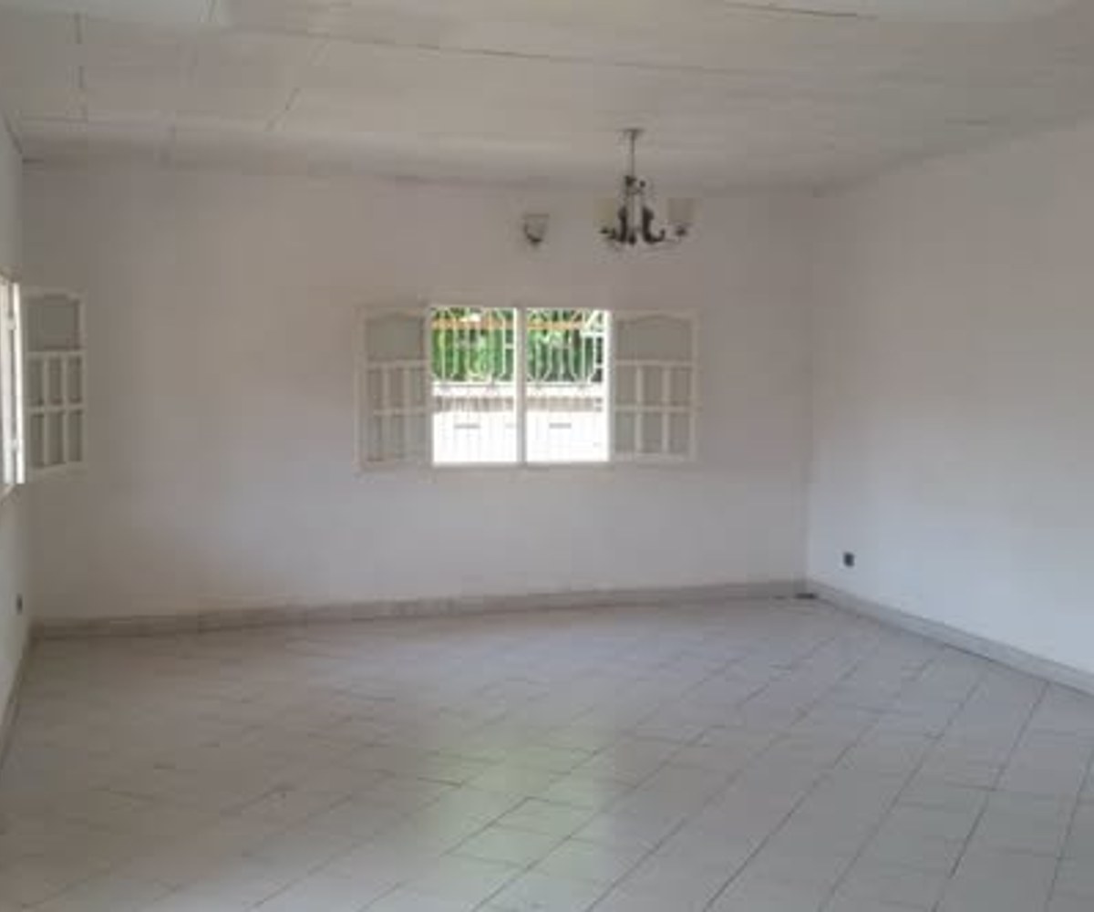 Villa 4 chambres à louer - Biyem-Assi, Yaoundé