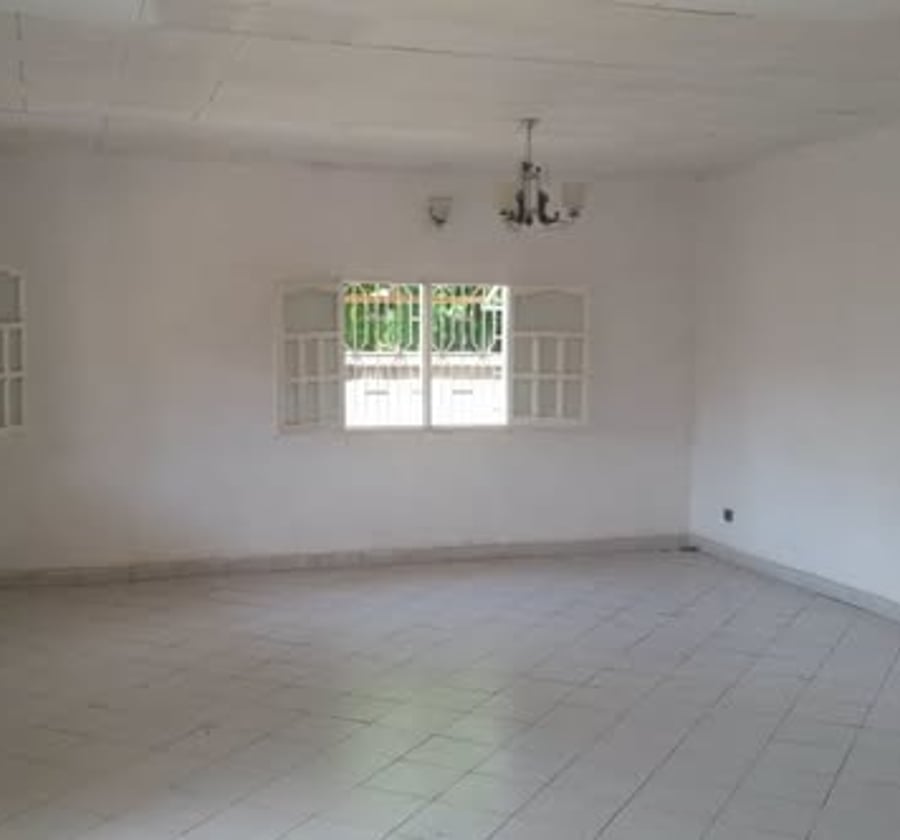 Villa 4 chambres à louer - Biyem-Assi, Yaoundé