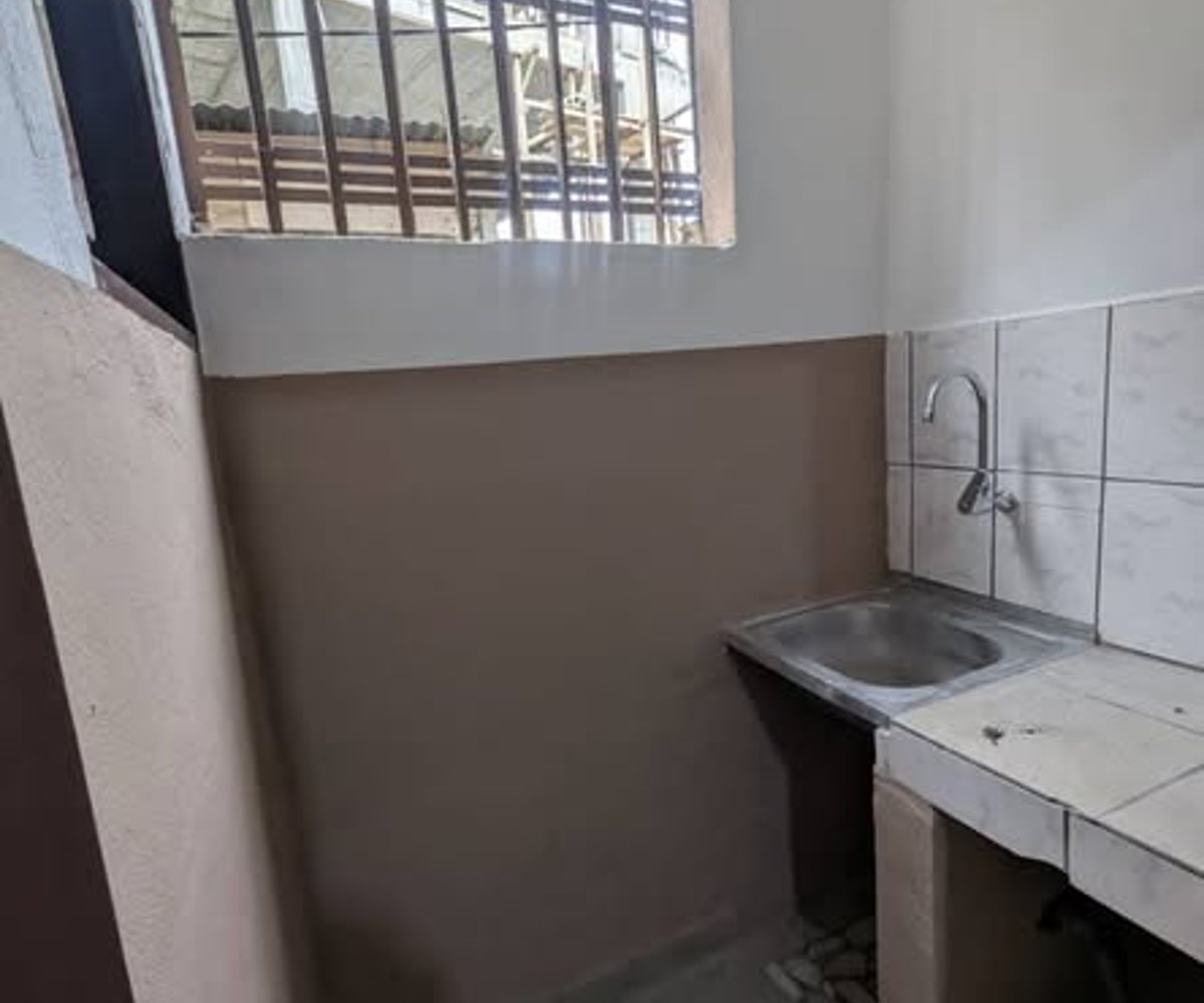 Chambre moderne avec cuisine placard à louer à Ndogbong (Église catholique)