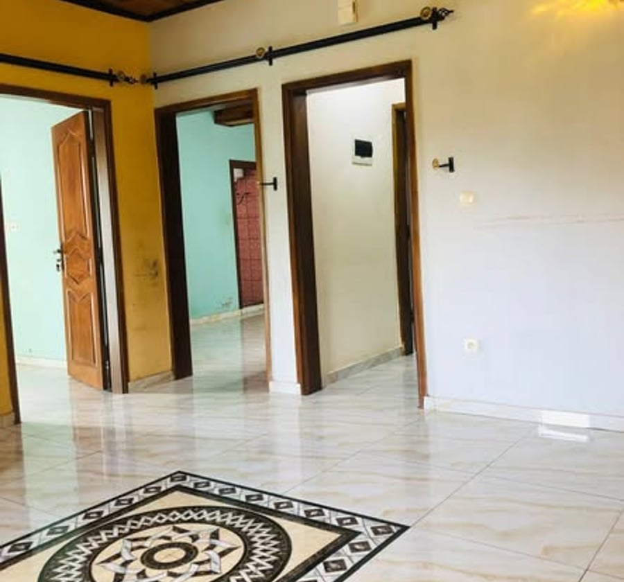 Appartement haut standing 3 chambres à louer Carrefour Efoulan, Yaoundé