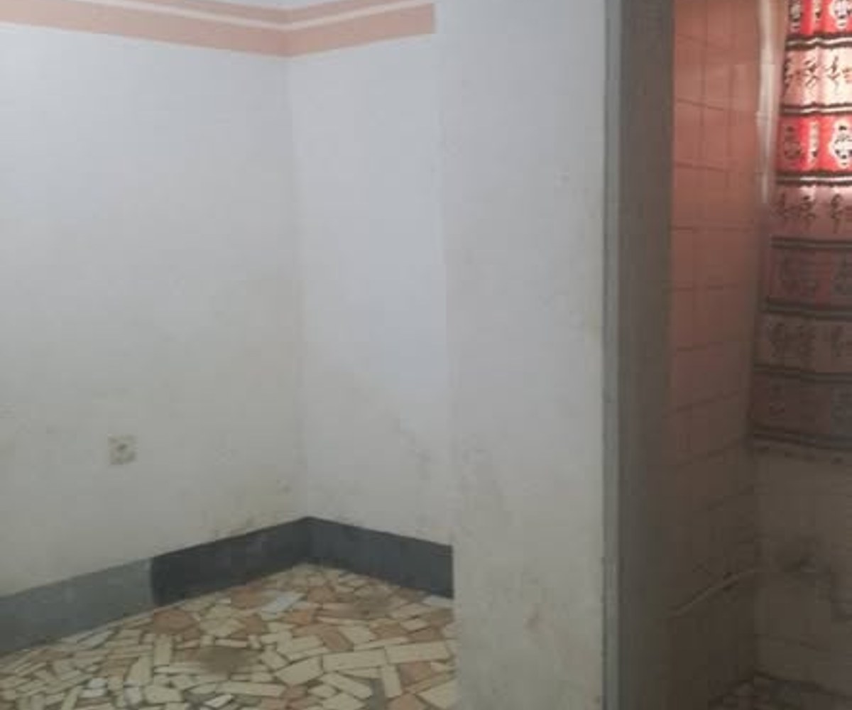 Chambre moderne avec douche à Emombo