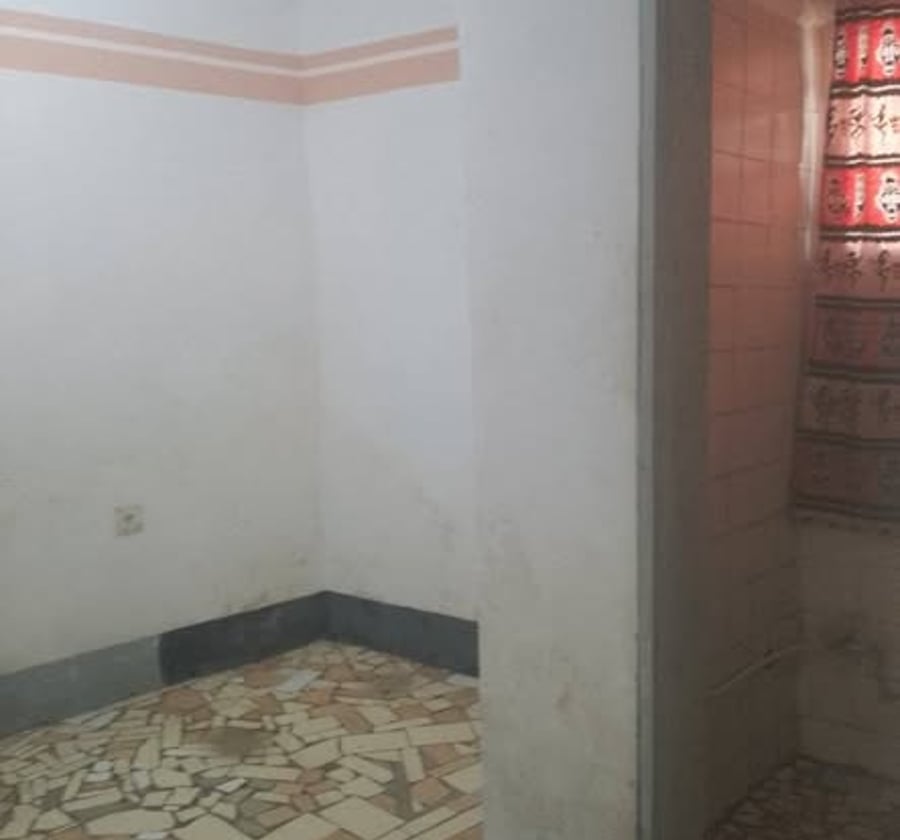 Chambre moderne avec douche à Emombo