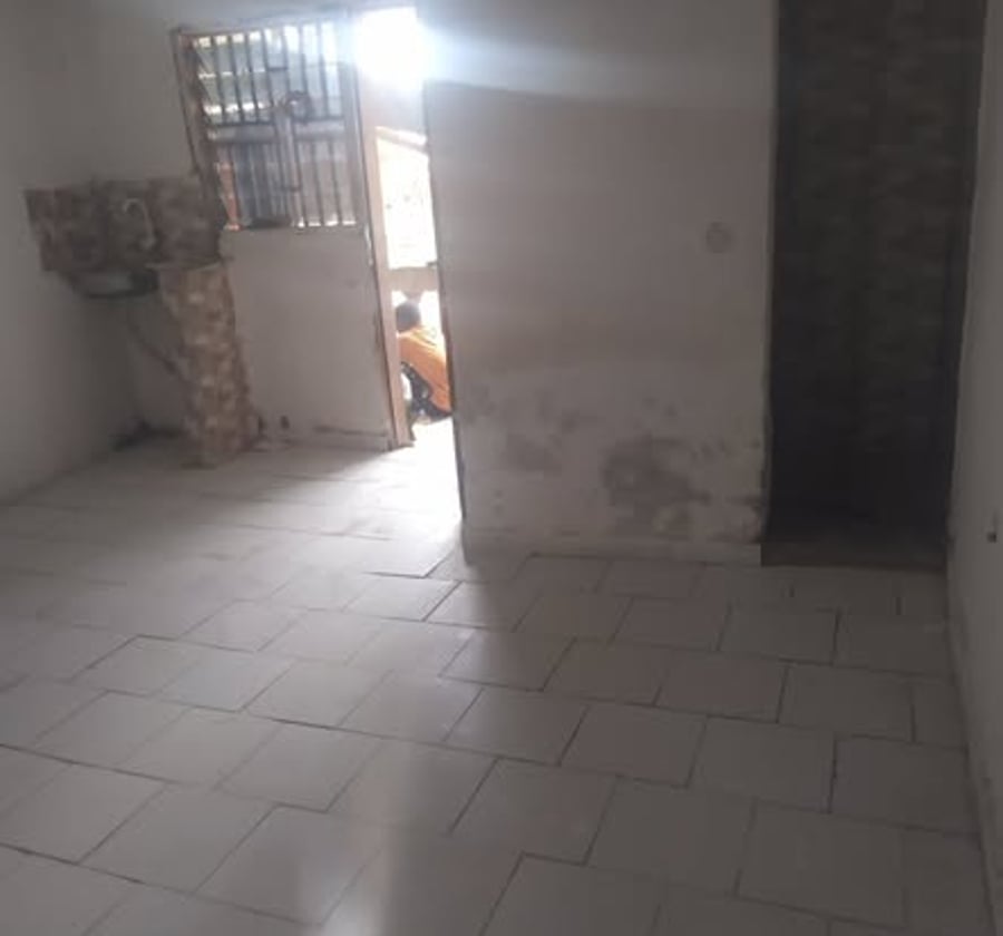 Chambre moderne dans la barrière à Emana Tradex