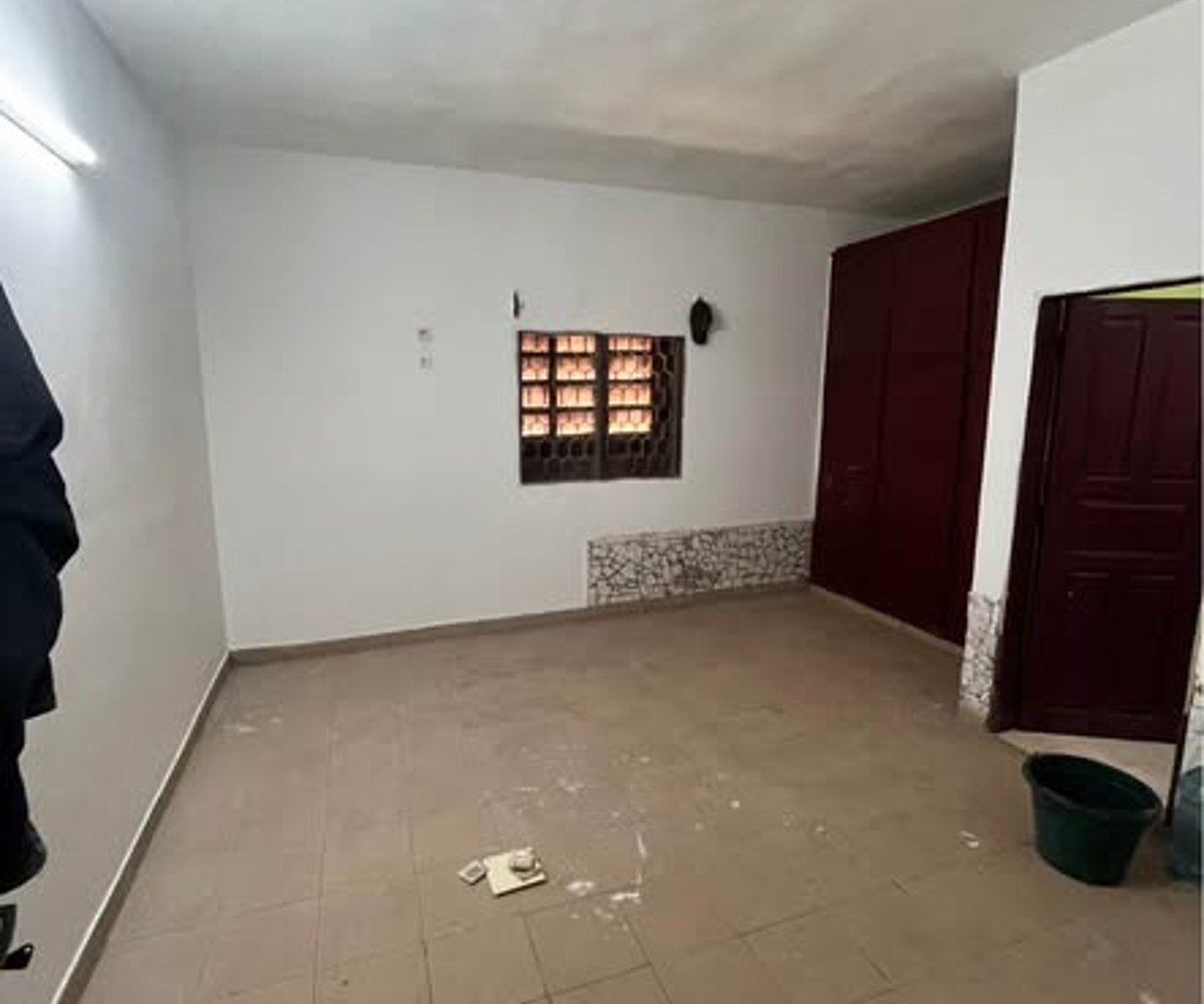 Vaste chambre moderne à louer à Ndogbong