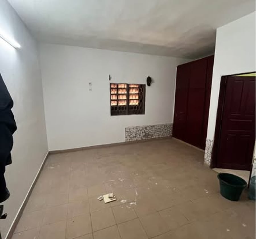 Vaste chambre moderne à louer à Ndogbong