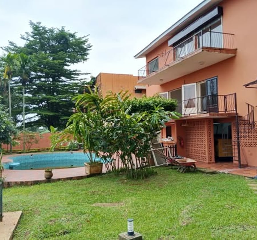 Duplex avec piscine 5 chambres - Bastos