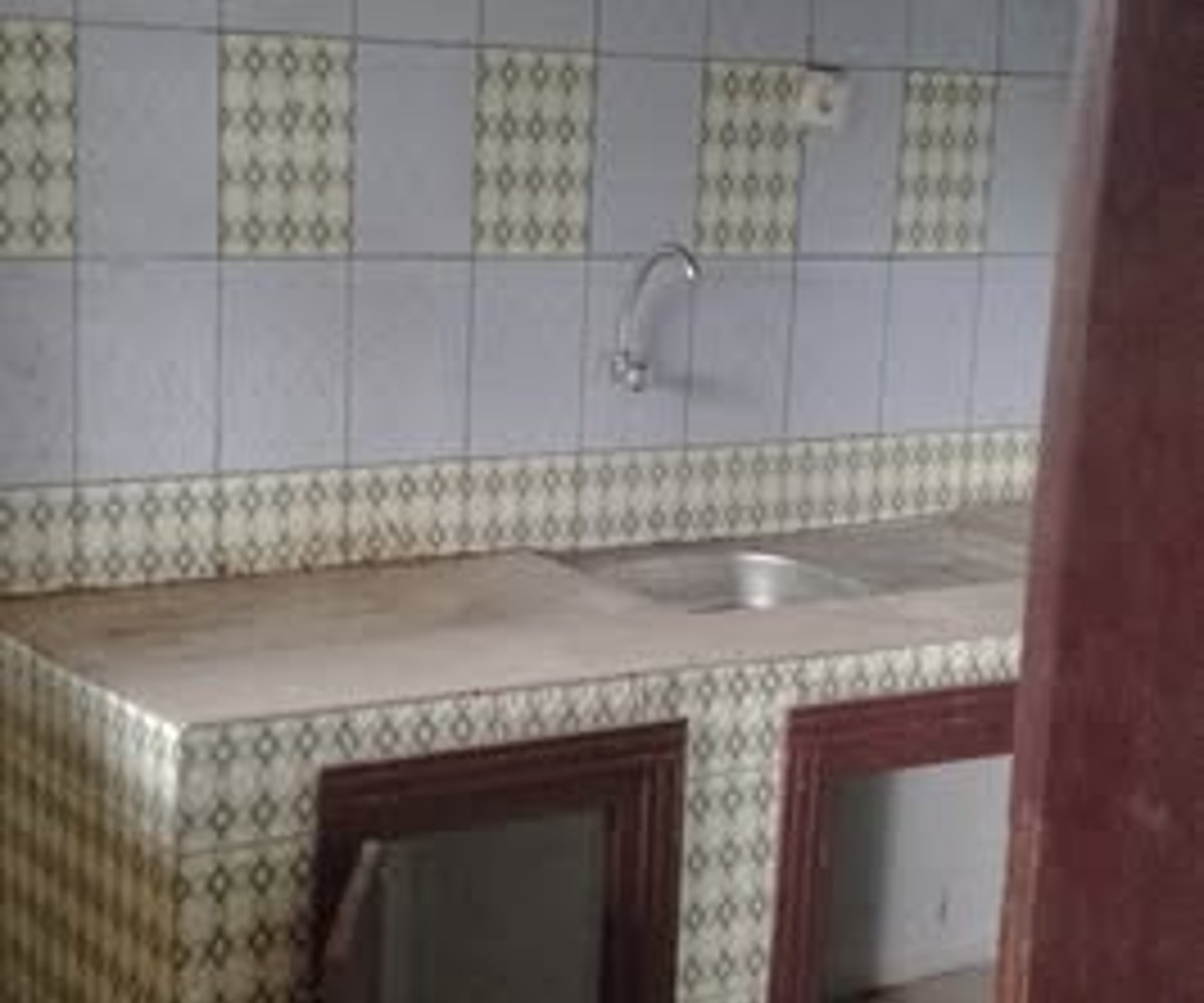 Grand appartement à louer à Yassa avec prépayé, forage et parking