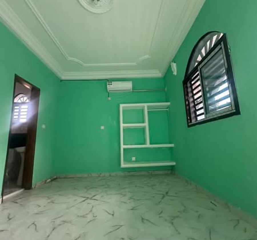 Studio moderne climatisé à PK12 Douala