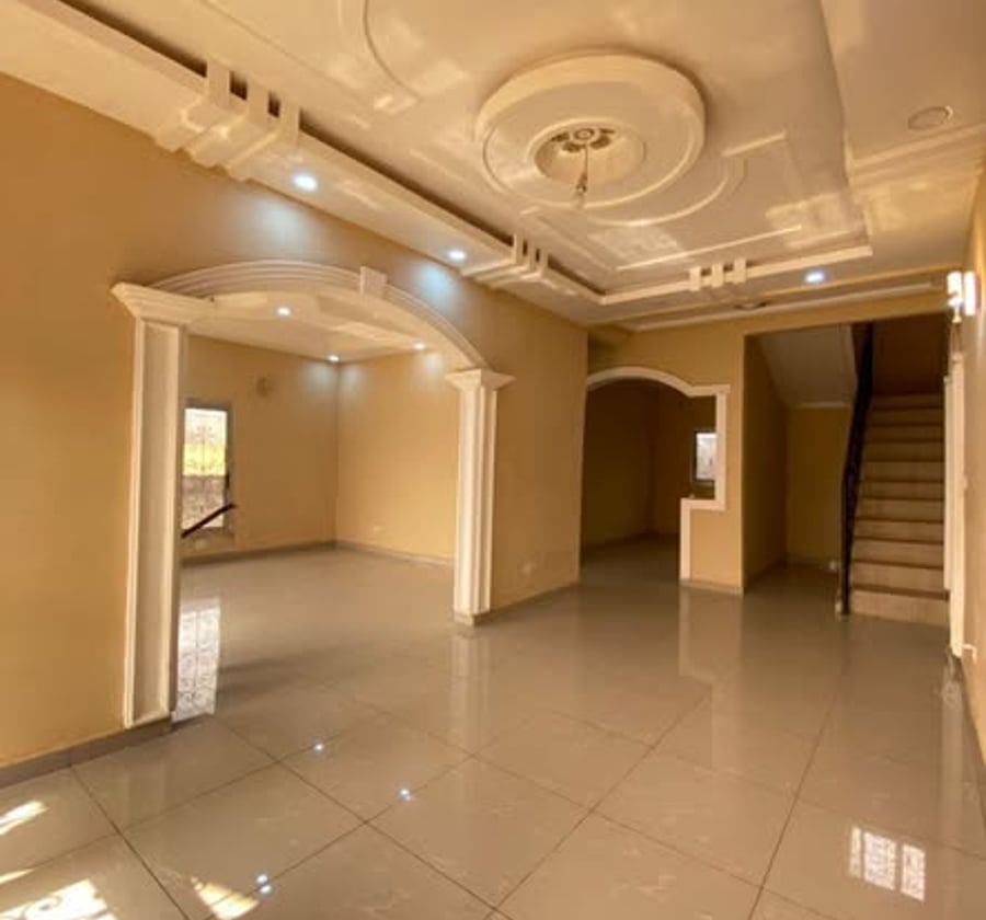 Duplexe à louer à Nkolbisson - 7 chambres, 4 douches