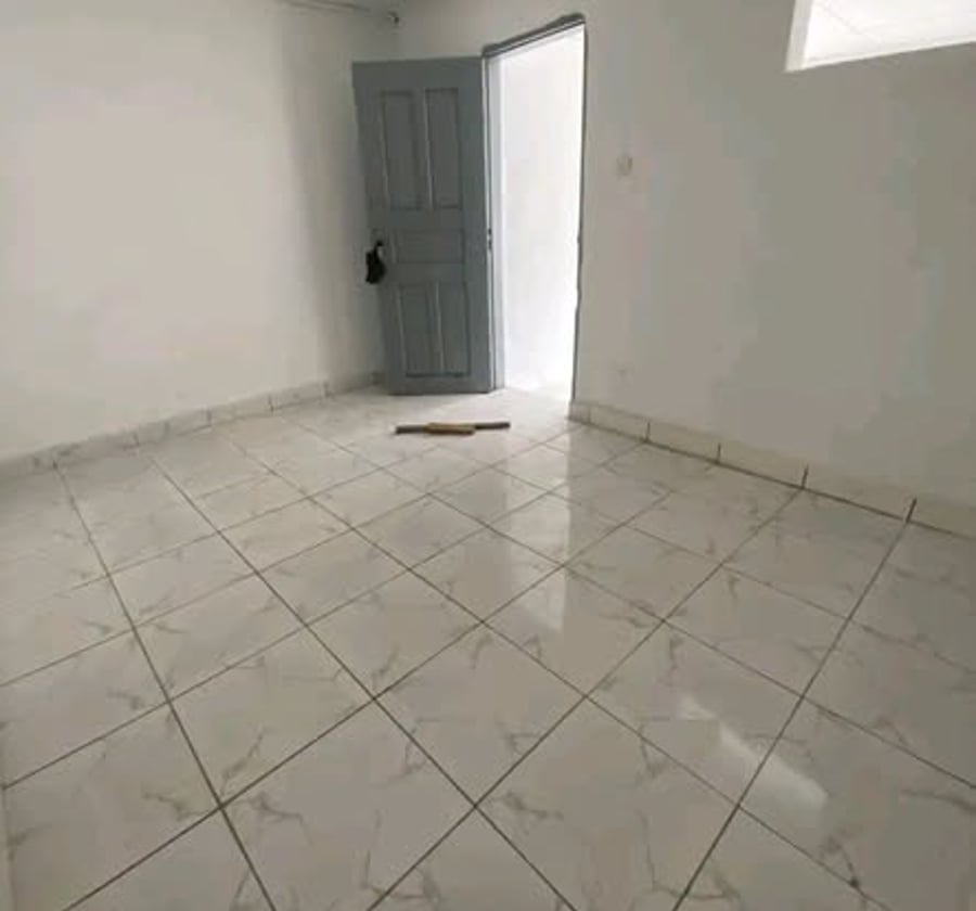 Studio moderne à Nyalla, entrée école