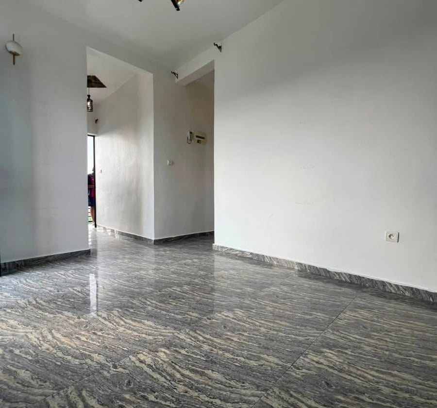 Studio meublé à louer à Bonanjo près de la route