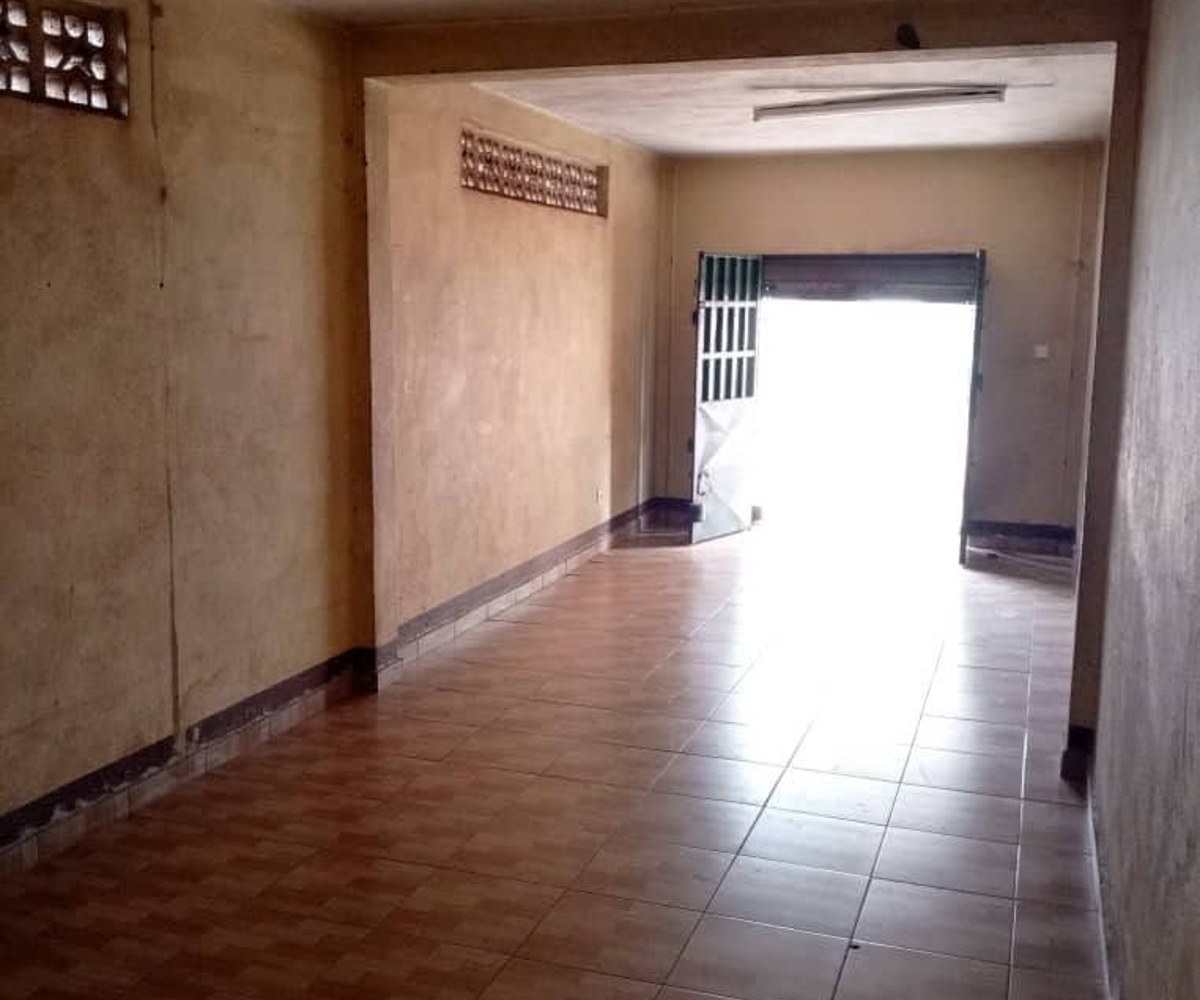 Magasin à louer à Essomba