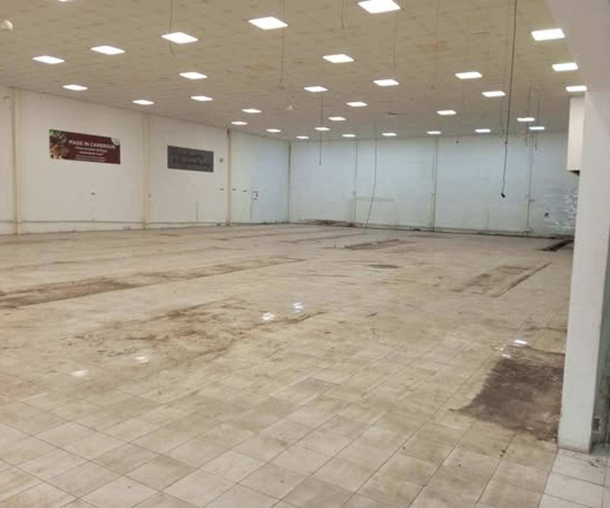 Vaste magasin à louer à Bonapriso