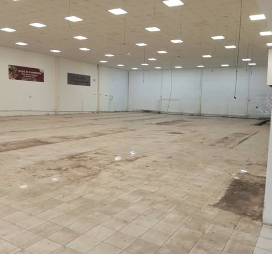 Vaste magasin à louer à Bonapriso