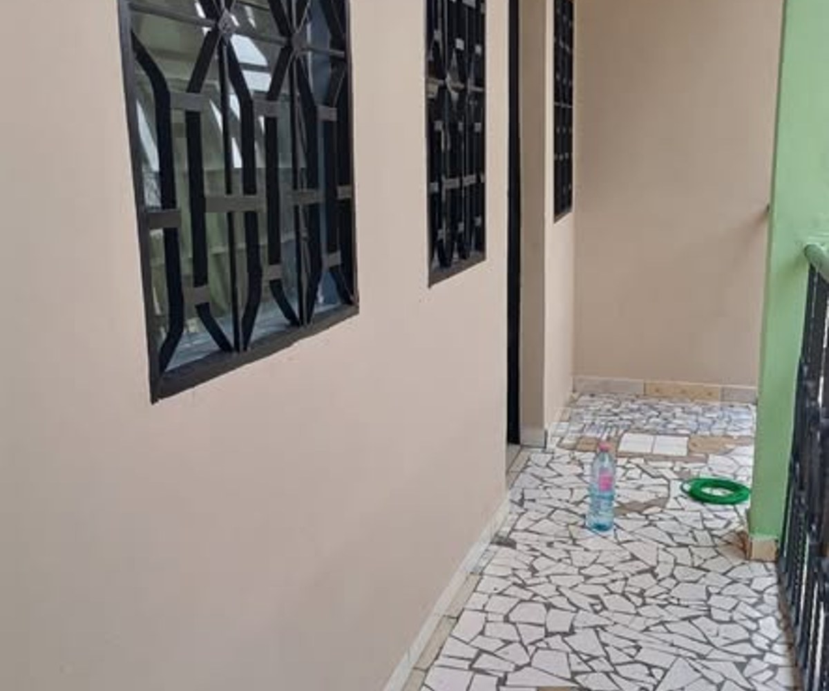 Studio moderne à PK12 – Entrée Baobab