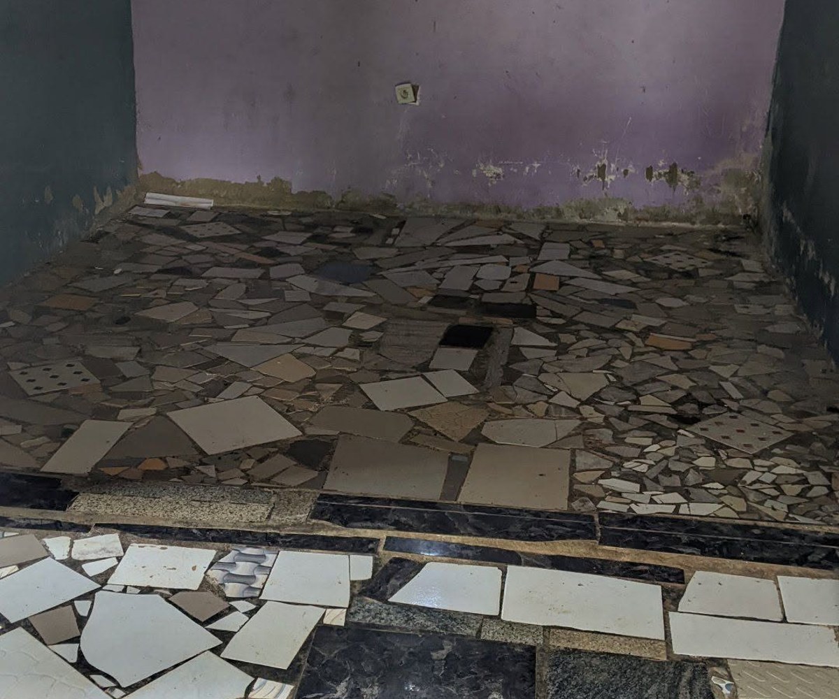 Vaste chambre semi-moderne à louer à Obobogo