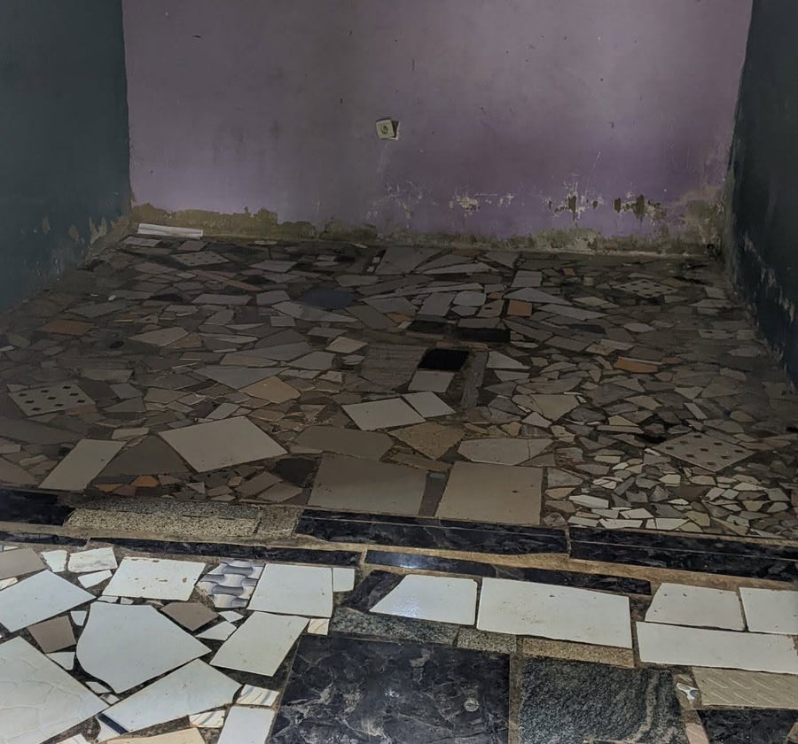 Vaste chambre semi-moderne à louer à Obobogo